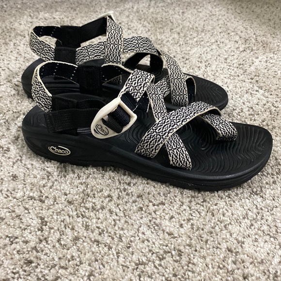 Chaco Shoes - Chacos with RARE lizard on the back strap